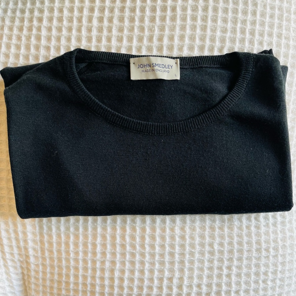 MEN’S CREWNECK MERINO WOOL SWEATER JOHN SMEDLEY- Size: Large/ Color: BLACK